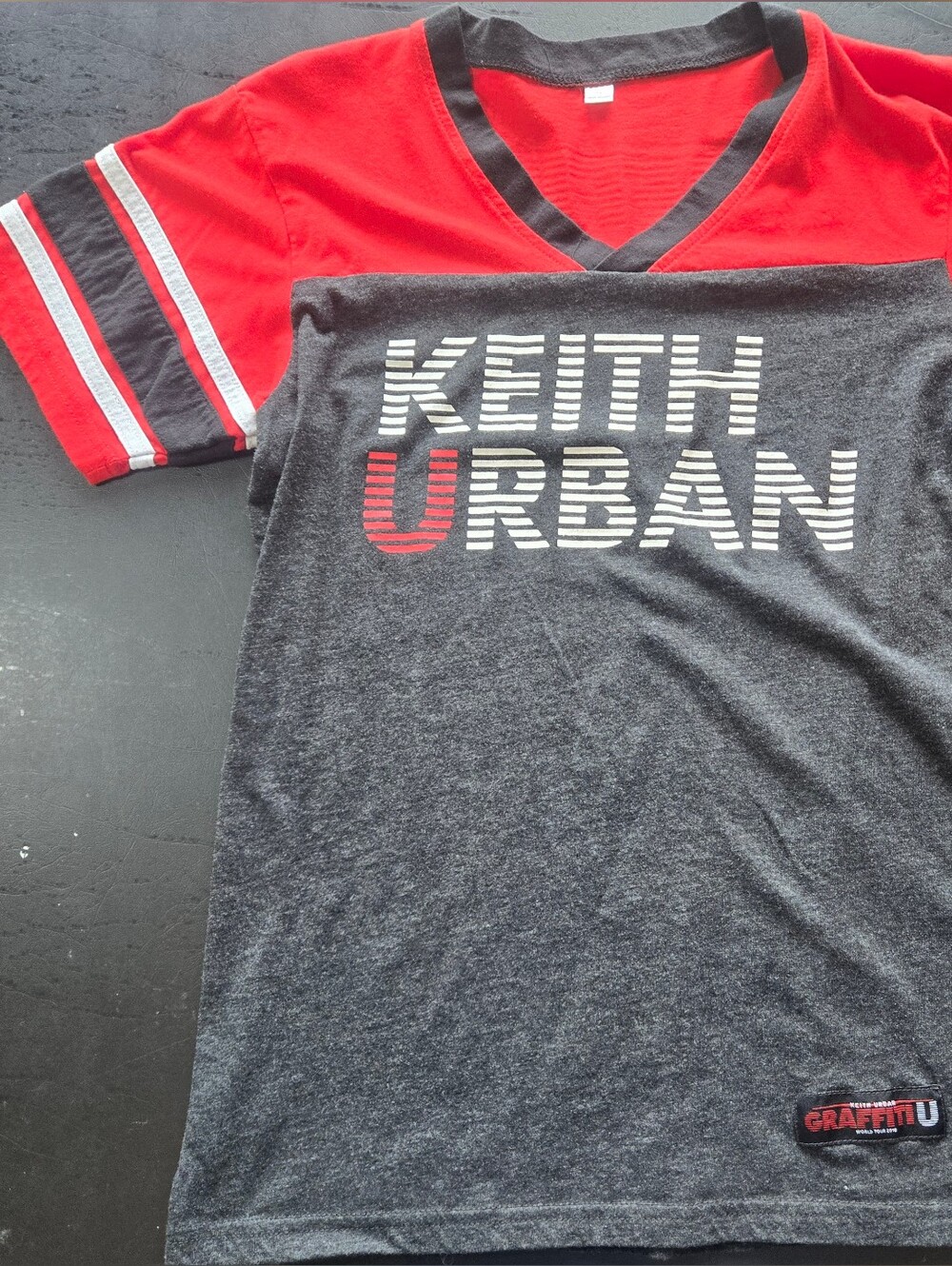 Keith Urban Graffiti U TOUR 2018 Graphic V-Neck Tee Womens Medium